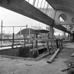 837022 Gezicht op de in aanbouw zijnde perrons van het N.S.-station Rotterdam C.S. te Rotterdam. Op de achtergrond de ...